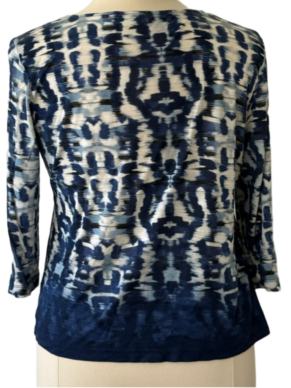 Chico’s size 16 Blue and White Ikat Print 3/4 Sleeve Top (Chico’s 3) - Picture 4 of 8